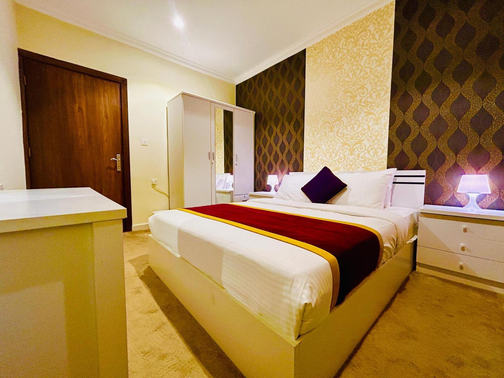 Golden Dahlia Fintas Aparthotel Kuwait City Exterior photo