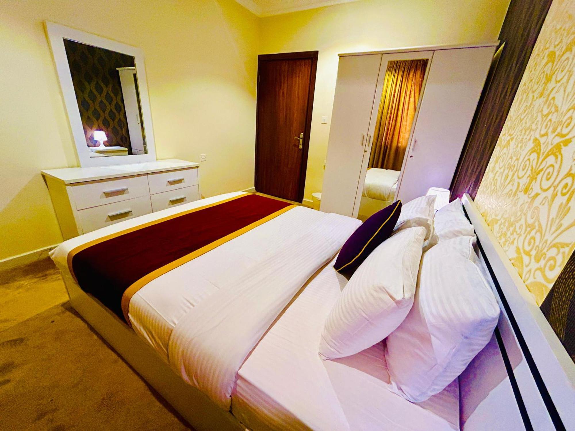 Golden Dahlia Fintas Aparthotel Kuwait City Exterior photo